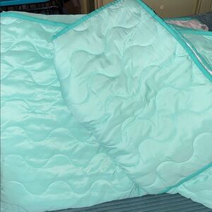 Pillow Fort mint green twin size comforter with one pillow sham